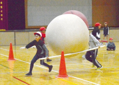 写真：大玉運びの練習をする児童たち＝青葉小学校