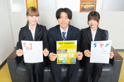 写真：ＳＴＰ参加を呼びかける上智大外国語学部の学生