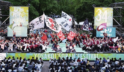 写真：札幌市の大通公園で開幕した初夏の風物詩「ＹＯＳＡＫＯＩソーラン祭り」＝４日午後