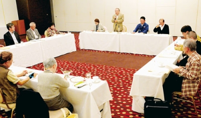 写真：２５年度事業を決めた報告会