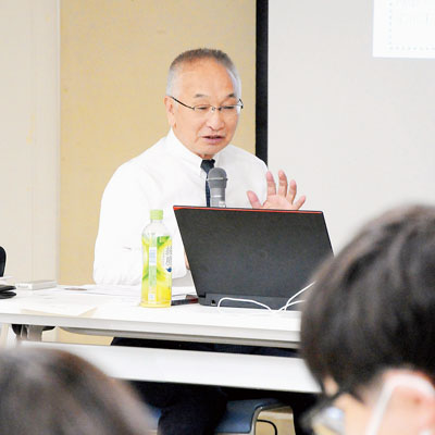 写真：「愛帽」を紹介する松岡代表取締役