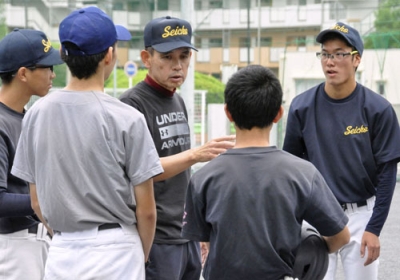 写真：青鳥特別支援学校野球部の部員に指示をする久保田監督（中央）＝東京都世田谷区
