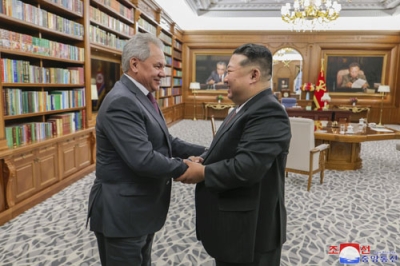 写真：ロシアのショイグ安全保障会議書記（左）と握手する北朝鮮の金正恩朝鮮労働党総書記＝４日、平壌（朝鮮中央通信＝共同）
