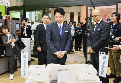 写真：備蓄米が販売されたファミリーマートの店舗を視察する小泉農相（中央）＝５日午前、東京都港区（代表撮影）