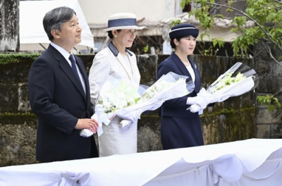 写真：小桜の塔で供花される天皇、皇后両陛下と長女愛子さま＝５日午前、那覇市（代表撮影）