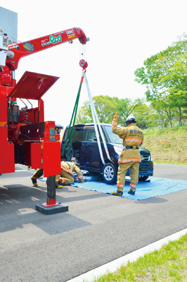 写真：救助工作車のクレーンを使い、車の下の要救助者を救助する様子