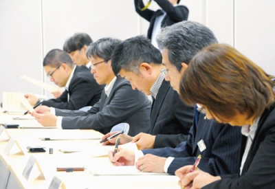 写真：退職予定の自衛官向け体験会、相談会の開催を新規事業とした総会