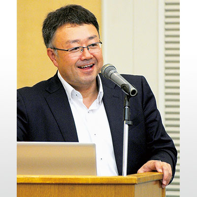 写真：室蘭市内で開かれた総会で満天花火についてＰＲする上村理事長