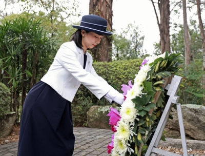 写真：「開拓先没者慰霊碑」に供花される秋篠宮家の次女佳子さま＝５日、ブラジル・サンパウロ（代表撮影・共同）