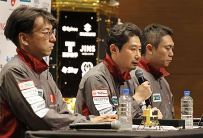 写真：記者会見するｉｓｐａｃｅの袴田武史最高経営責任者（中央）ら＝６日午前、東京都千代田区