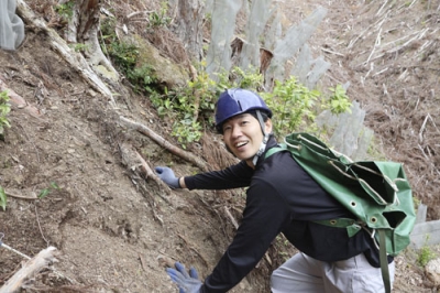 写真：梅の耕作放棄地で「備長炭にできるまでの２５年先まで継続したい」と未来を見据える山本将志郎さん＝５月、和歌山県みなべ町