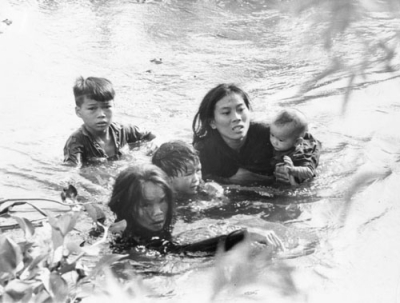 写真：カメラマン沢田教一の代表作「安全への逃避」＝１９６５年９月、ベトナム中部ロクチュアン村（ＵＰＩ＝共同）