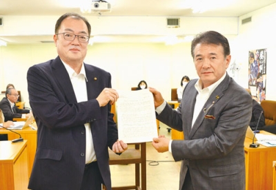 写真：今野委員長（左）へ諮問書を手渡した千田議長