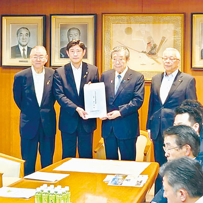 写真：自民党港湾議連の森山会長に要望書を手渡す青山市長（左から２人目）（提供写真）