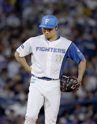 写真：４回、ＤｅＮＡ・石上に適時二塁打を許し、うつむく日本ハム・伊藤＝横浜