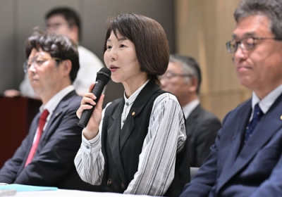 写真：女性として初めて日本将棋連盟会長となり、記者会見する清水市代女流七段＝６日夜、東京都渋谷区の将棋会館
