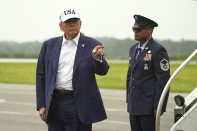 写真：大統領専用機で米東部ニュージャージー州の空港に到着したトランプ氏＝６日（ＡＰ＝共同）