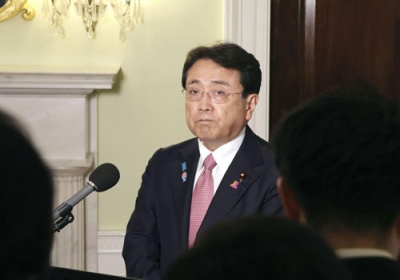 写真：会合後、記者団の取材に応じる赤沢経済再生相＝６日、ワシントン（共同）