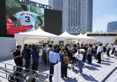 写真：東京ドームに設けられた長嶋茂雄さんの記帳所を訪れたファン＝７日午前