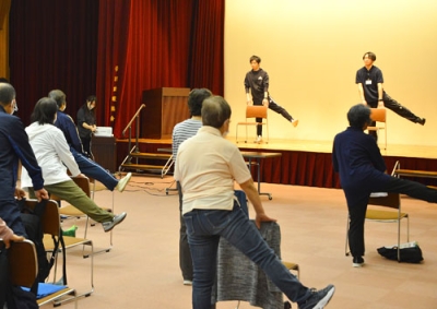 写真：理学療法士の指導を受けながら「かろやか体操」を体験する参加者