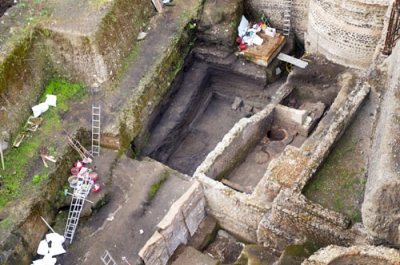 写真：イタリアのソンマ・ベスビアーナ遺跡から見つかったかまの遺構（東京大提供）
