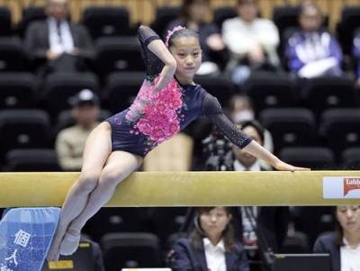 写真：全日本選手権で平均台の演技をする南埜佑芽＝４月、高崎アリーナ