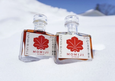 写真：「わくっとニッタ」が販売を始めたメープルシロップ「ＭＯＭＩＪＩ　ＳＹＲＵＰ（モミジシロップ）」
