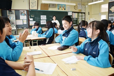 写真：グループワークを通し、悩みの打ち明けや聞き方を身に付ける生徒たち