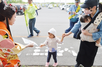 写真：交通安全を訴えるお姫様