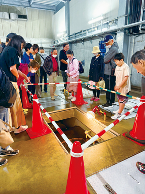 写真：チマイベツ浄水場を見学し水処理の仕組みを学ぶ市民ら