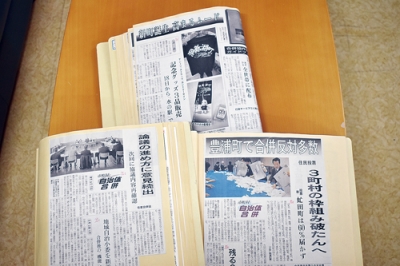 写真：平成の大合併による洞爺湖町誕生の経緯を伝える室蘭民報の紙面