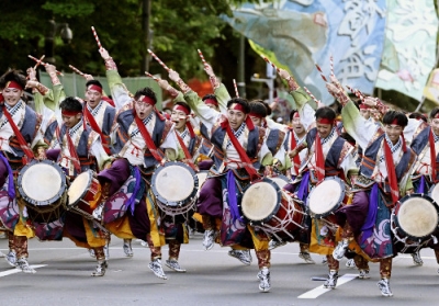 写真：「ＹＯＳＡＫＯＩソーラン祭り」がフィナーレを迎え、パレードする踊り子＝８日午後、札幌市中央区