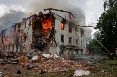 写真：７日、ロシア軍の無人機攻撃を受けた建物で消火活動に当たる消防隊員＝ウクライナ東部ハルキウ（ロイター＝共同）