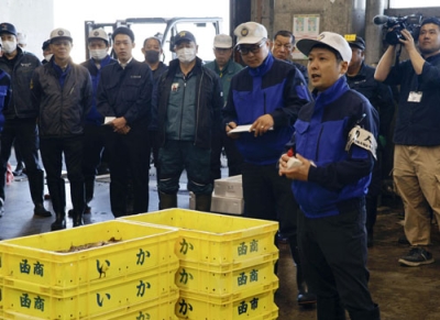 写真：函館市水産物地方卸売市場で行われたスルメイカの初競り＝９日早朝