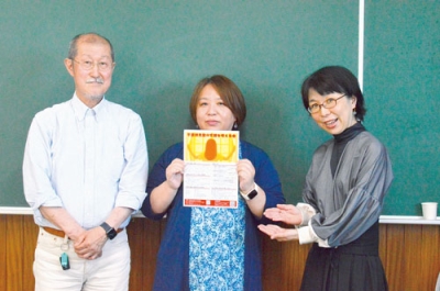 写真：不登校児童や保護者を支援する団体を立ち上げた遠藤さん（中央）ら