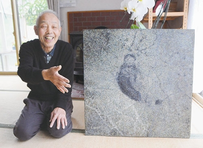 写真：二科展の入選作「河口」について説明する安住さん