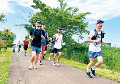 写真：初夏のコースをさっそうと駆ける参加者（提供写真）