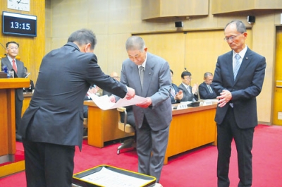 写真：柏木議長（左）から表彰状を受け取る羽立議員