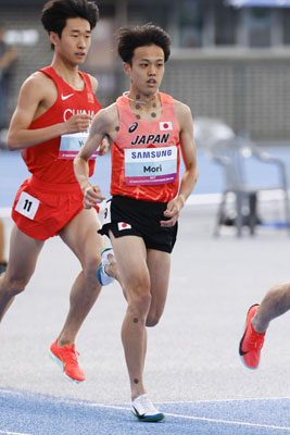 写真：陸上アジア選手権の男子５０００メートルで力走する森凪也（手前）＝５月、亀尾（共同）