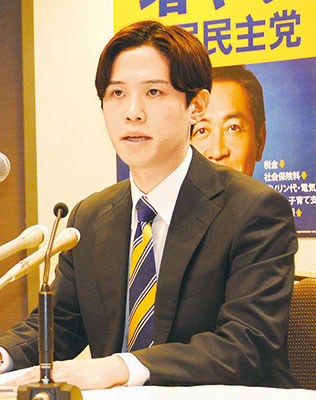 写真：記者会見で政策を説明する鈴木氏