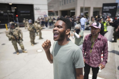 写真：８日、米ロサンゼルス中心部で、州兵に向かって叫ぶ男性（ＡＰ＝共同）