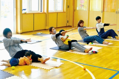 写真：体幹トレーニングを体験する様子