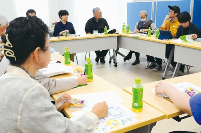 写真：フリートーク交流会で資金調達の方策などを話し合う参加者