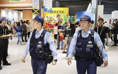 写真：大阪・関西万博会場を巡回する「会場警察隊」の日高翔太巡査部長（左）と井上卓哉巡査＝５月、大阪市此花区の夢洲