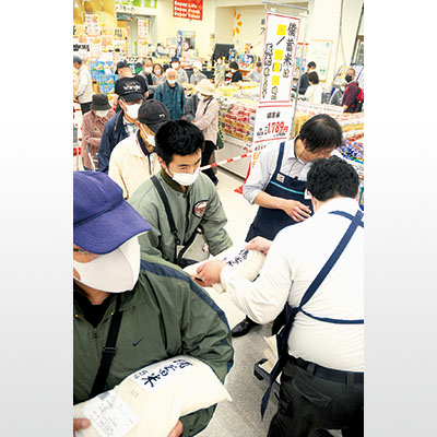 写真：政府備蓄米を買い求める客ら＝１１日午後３時、スーパーアークス中島店