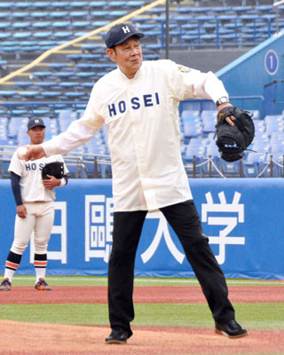 写真：東京六大学リーグの「レジェンド始球式」に登場した田淵幸一さん＝５月、神宮球場
