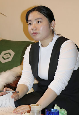 写真：虐待経験を実名で発信する大田垣光月さん＝３月、千葉市