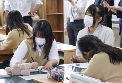 写真：福井県立坂井高の授業で、農作業着のデザインを考える増谷萌果さん（右奥）ら＝５月、福井県坂井市