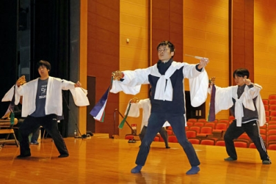 写真：中之又神楽を練習する毛良悠介さん（中央）ら＝３月、宮崎県木城町