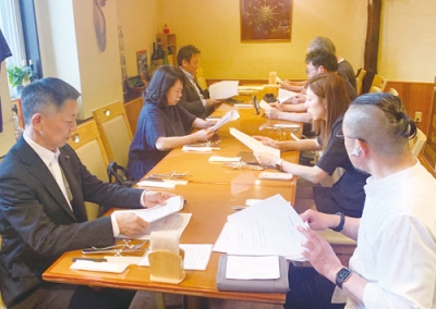 写真：夜のカラオケ大会など本年度事業を承認した総会